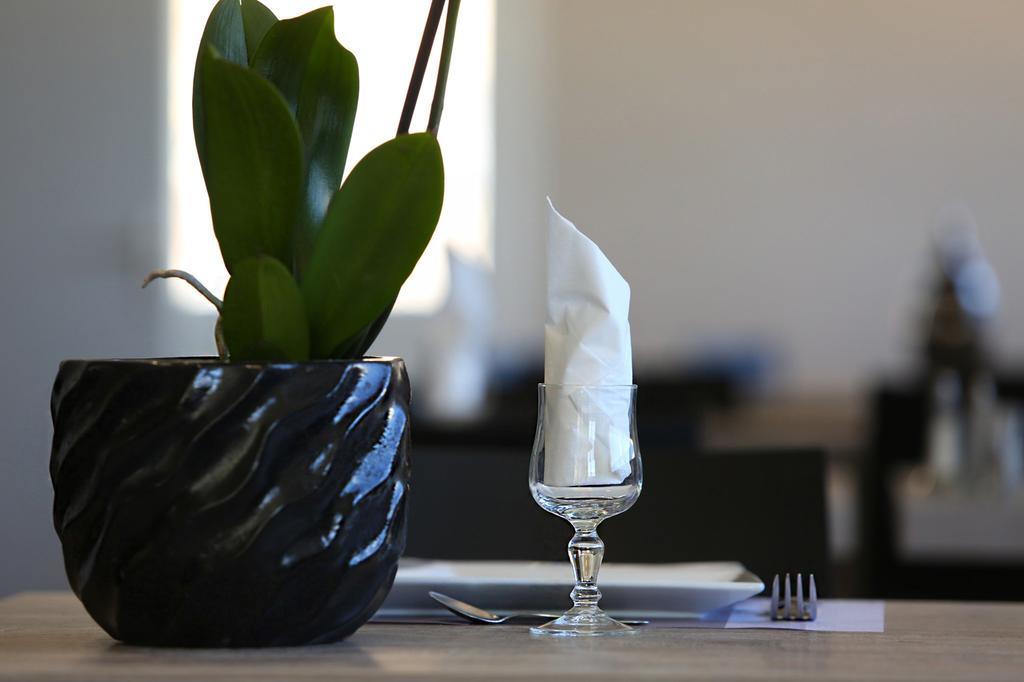 Hotel Restaurant Les Pielettes Le Rove Dış mekan fotoğraf
